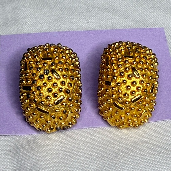 Mimi Di N Jewelry - Vintage Mimi di N 1972 Gold Tone Clip On Earrings